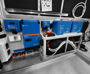 Installation électrique Victron (MultiPlus, MPPT, batteries lithium) dans un van aménagé par Vanatipik
