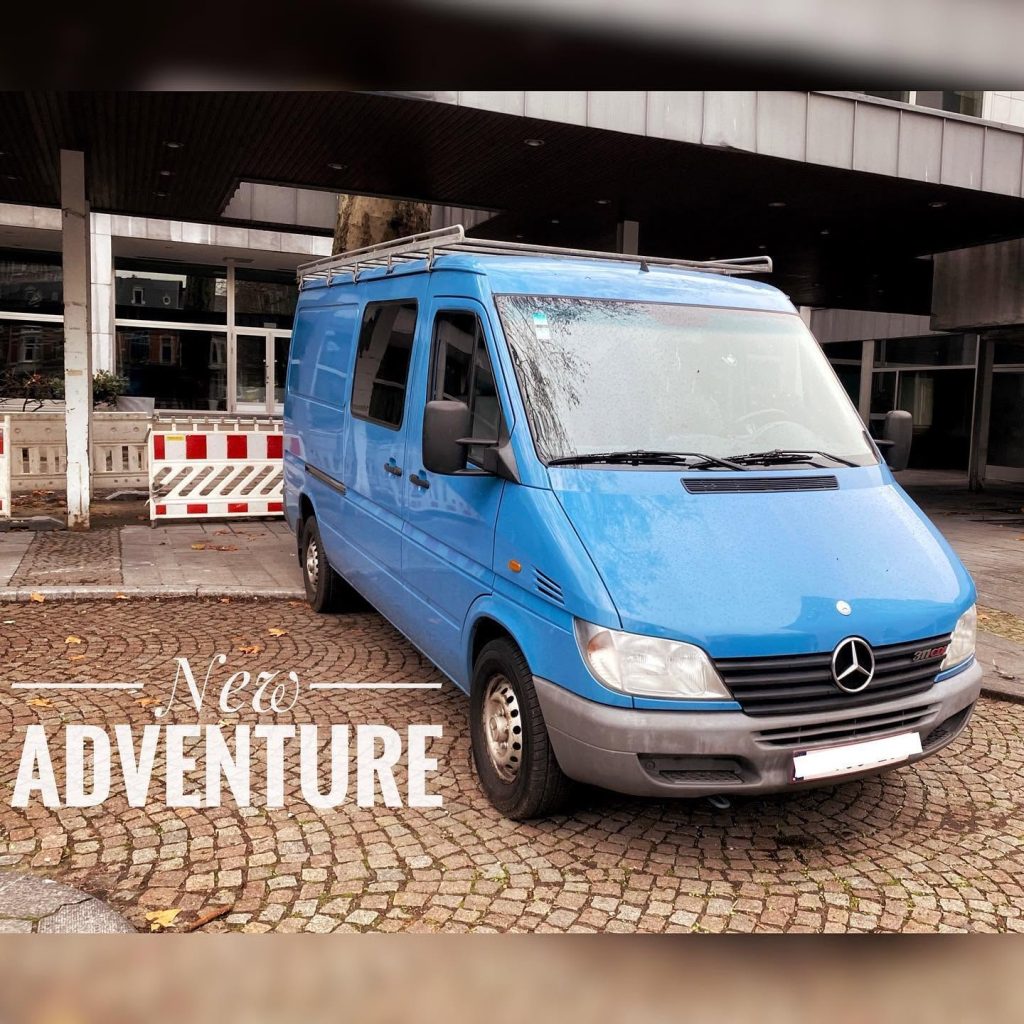 Blue, Mercedes Sprinter bleu, premier van aménagé par Vanatipik à Liège