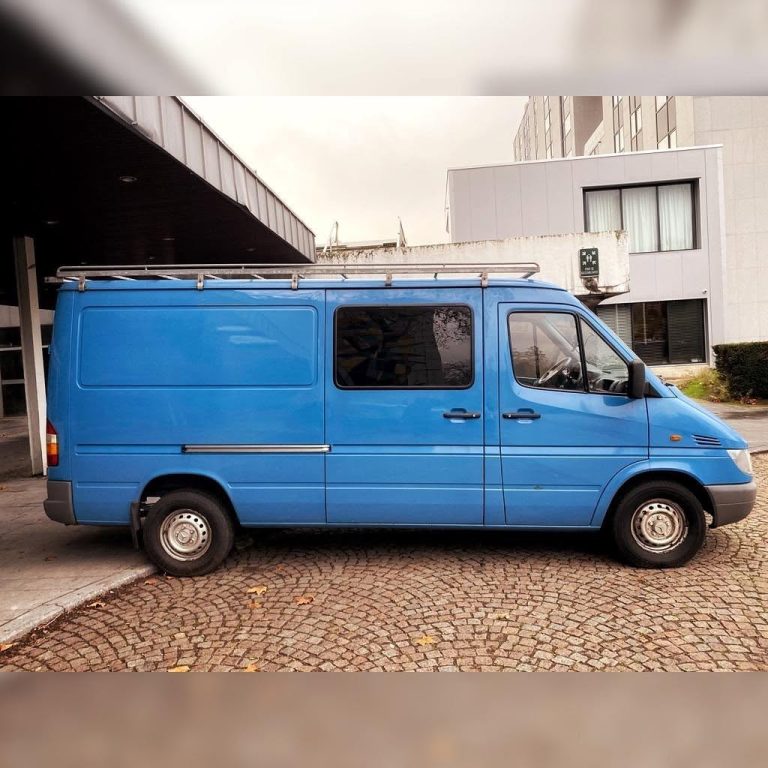 Mercedes Sprinter bleu avant aménagement, premier projet Vanatipik à Liège