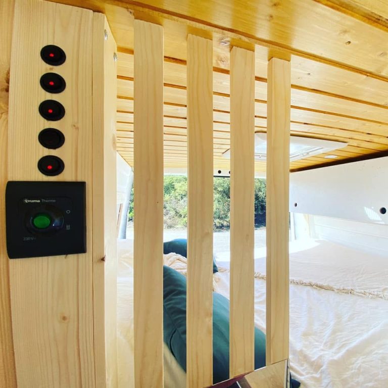 Intérieur du van Blue, aménagement bois sur mesure à Liège