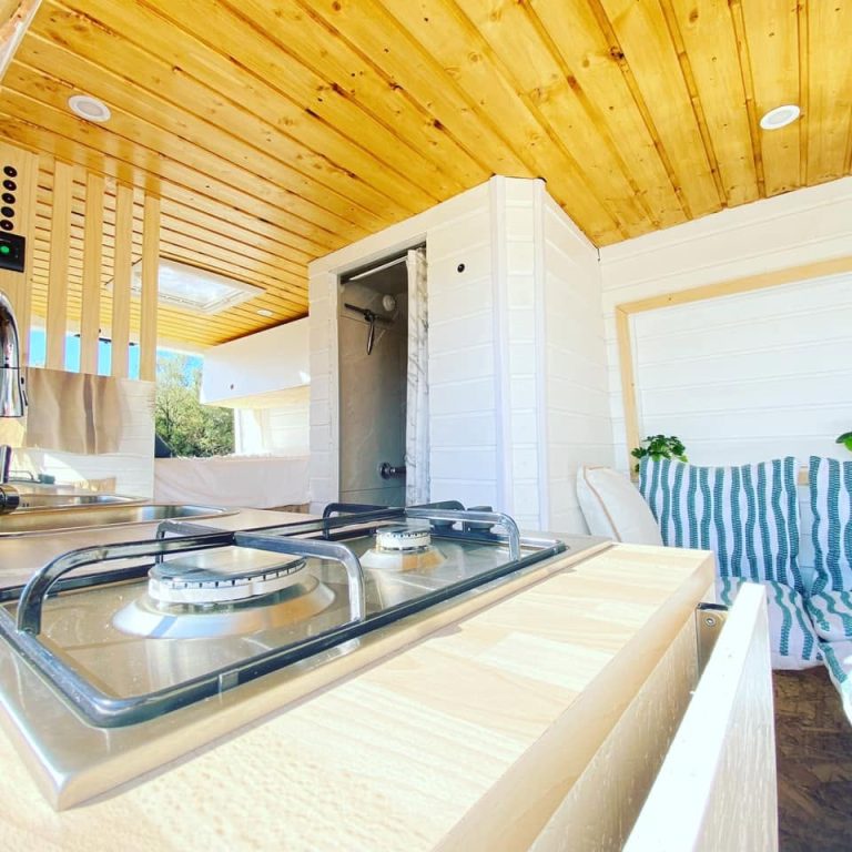 Cuisine et douche dans un van aménagé sur mesure à Liège