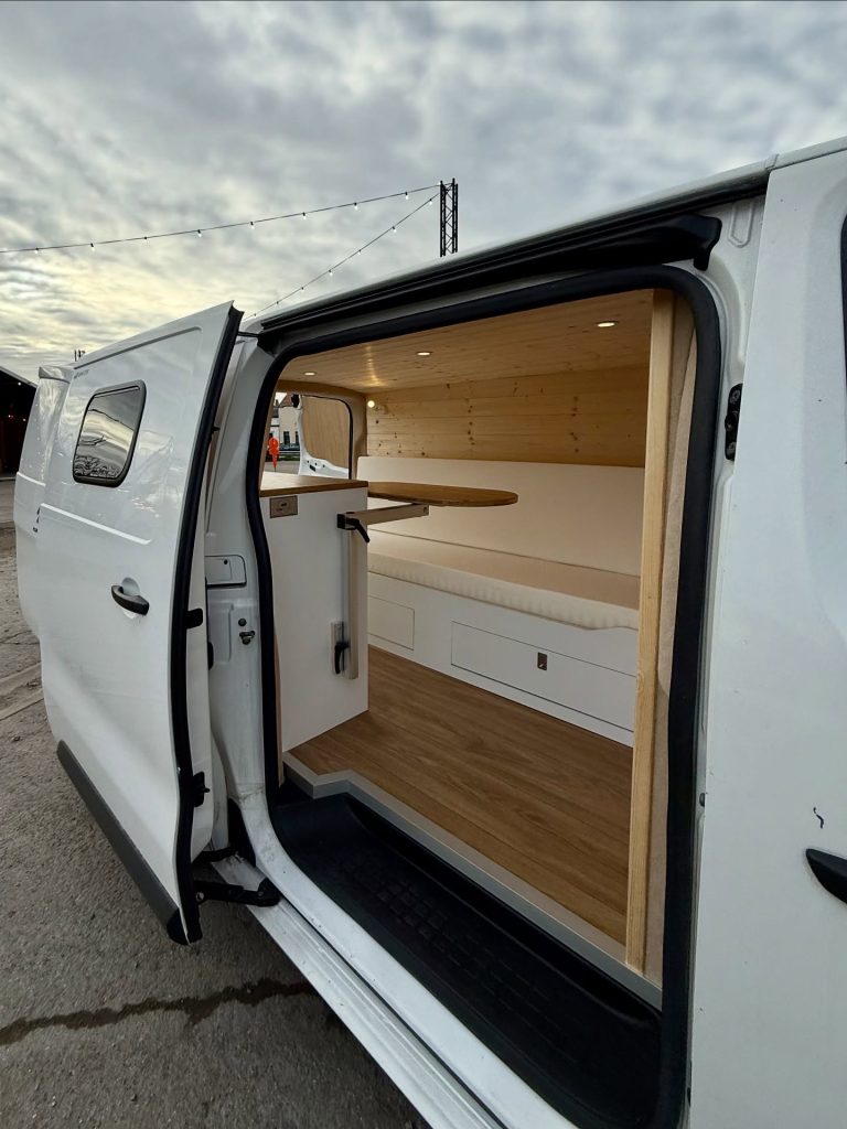Aménagement van sur mesure Citroën Jumpy L1H1 « Rosie » par Vanatipik, Liège