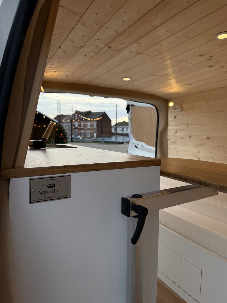 Aménagement van sur mesure Citroën Jumpy L1H1 « Rosie » par Vanatipik, Liège
