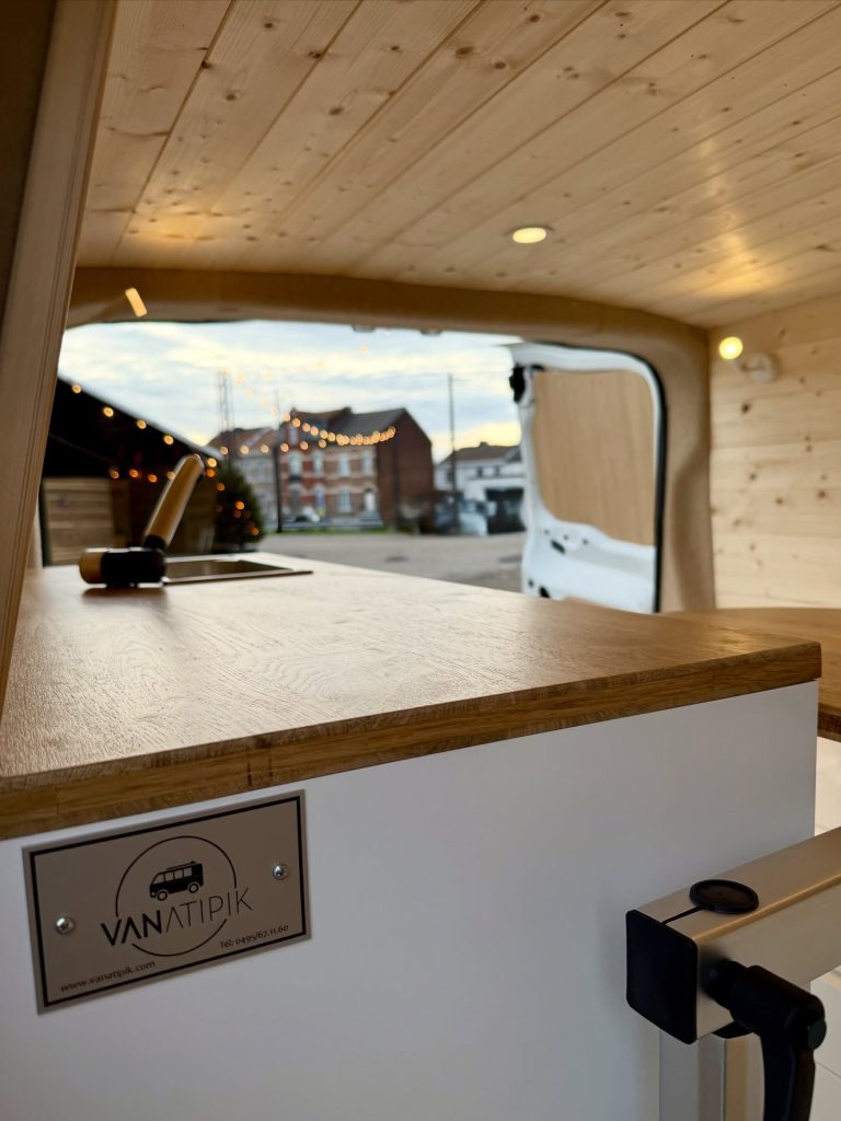 Aménagement van sur mesure Citroën Jumpy L1H1 « Rosie » par Vanatipik, Liège
