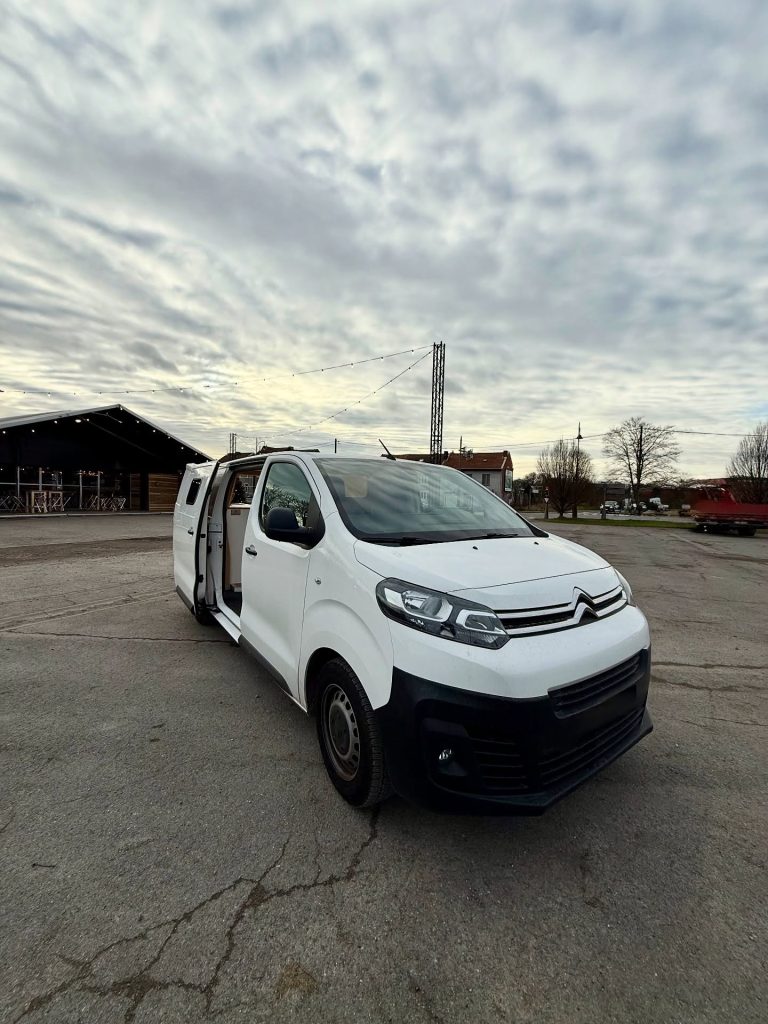 Aménagement van sur mesure Citroën Jumpy L1H1 « Rosie » par Vanatipik, Liège