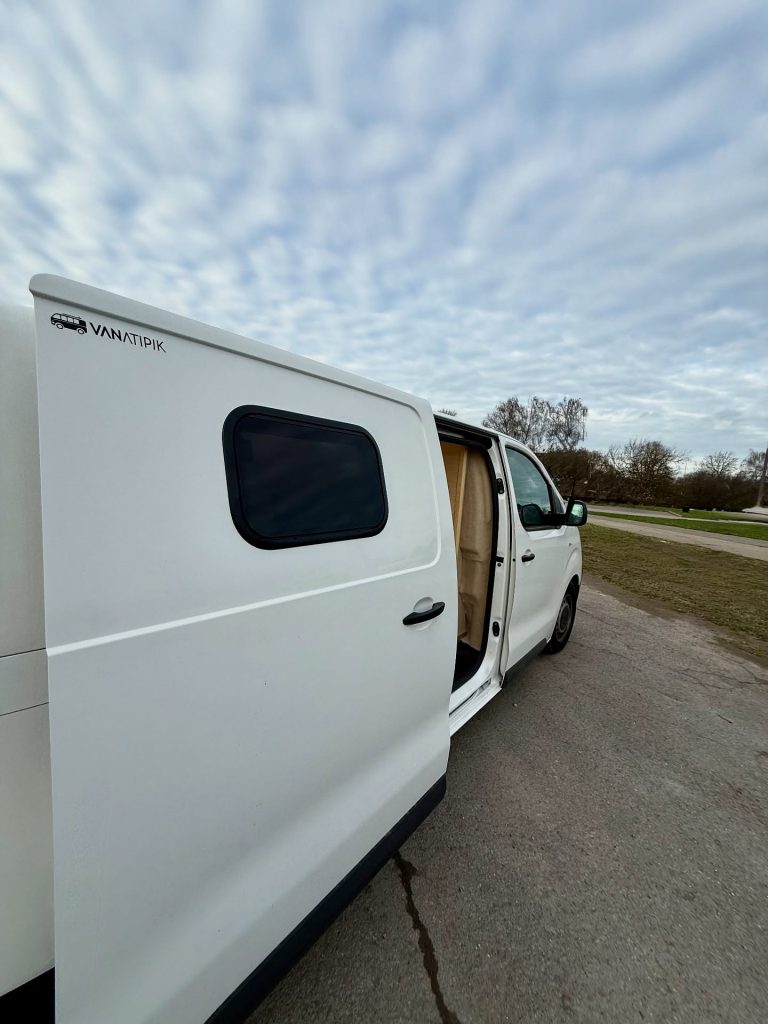 Aménagement van sur mesure Citroën Jumpy L1H1 « Rosie » par Vanatipik, Liège