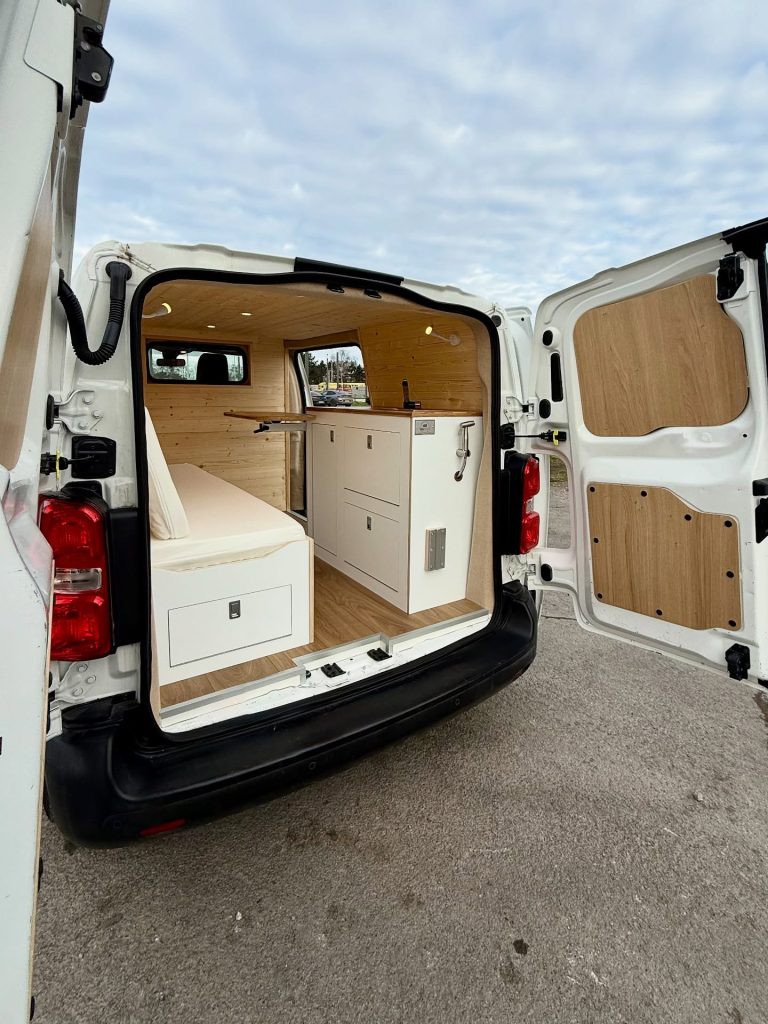 Aménagement van sur mesure Citroën Jumpy L1H1 « Rosie » par Vanatipik, Liège