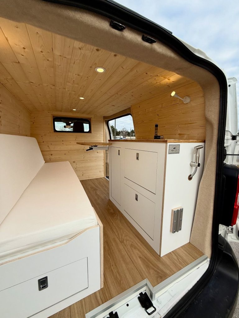 Aménagement van sur mesure Citroën Jumpy L1H1 « Rosie » par Vanatipik, Liège