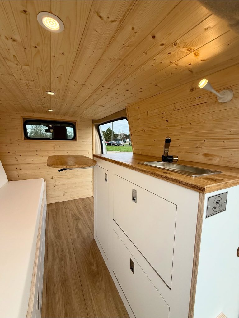 Aménagement van sur mesure Citroën Jumpy L1H1 « Rosie » par Vanatipik, Liège