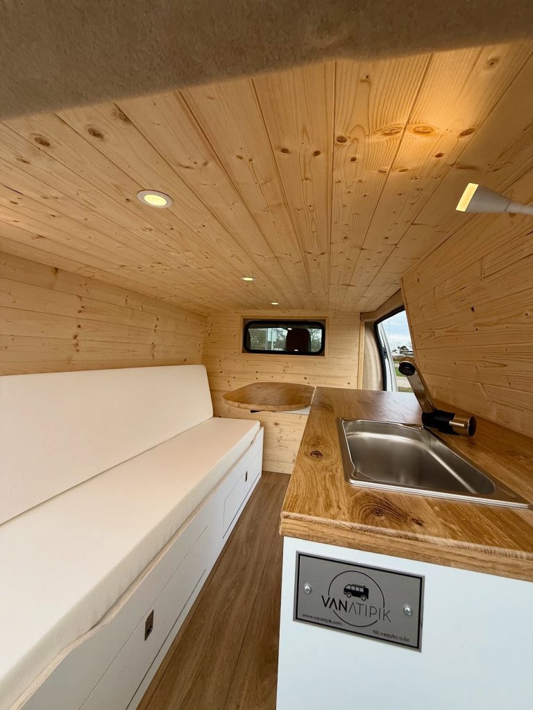 Aménagement van sur mesure Citroën Jumpy L1H1 « Rosie » par Vanatipik, Liège