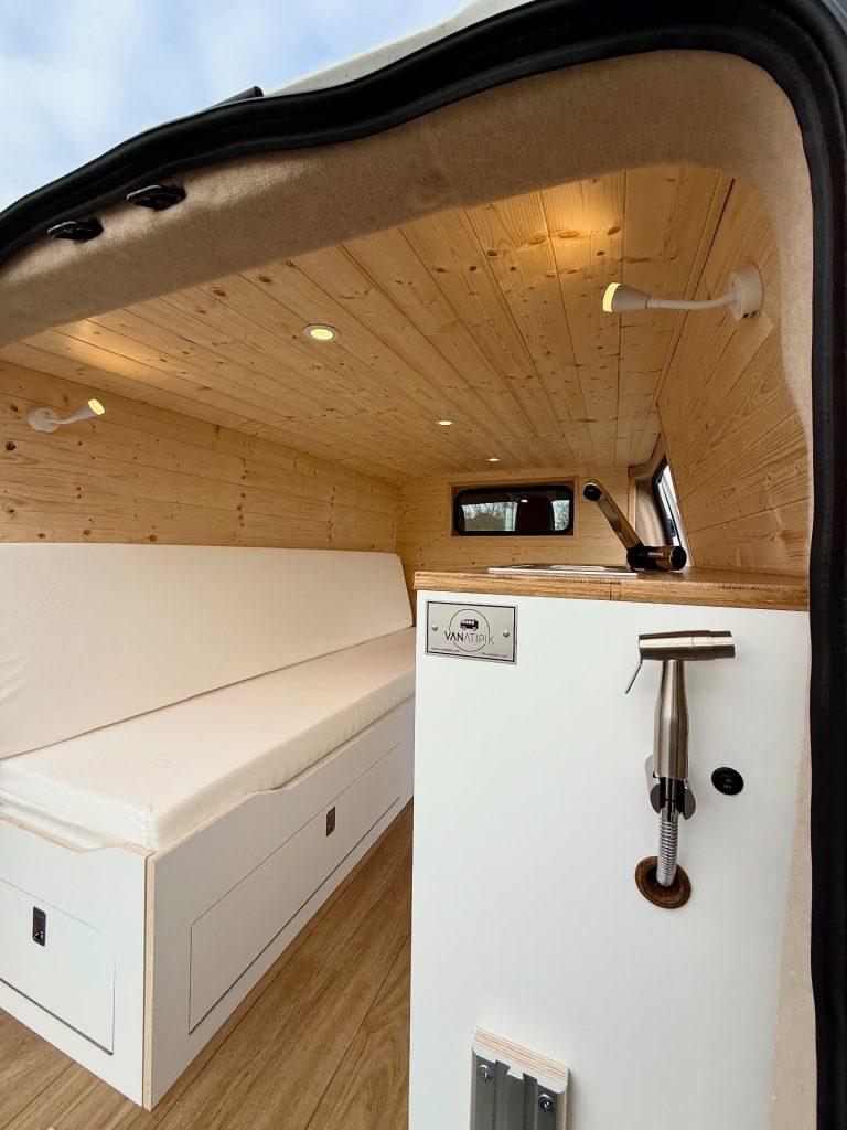 Aménagement van sur mesure Citroën Jumpy L1H1 « Rosie » par Vanatipik, Liège