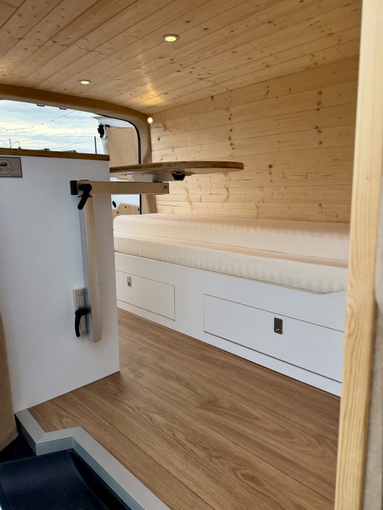 Aménagement van sur mesure Citroën Jumpy L1H1 « Rosie » par Vanatipik, Liège