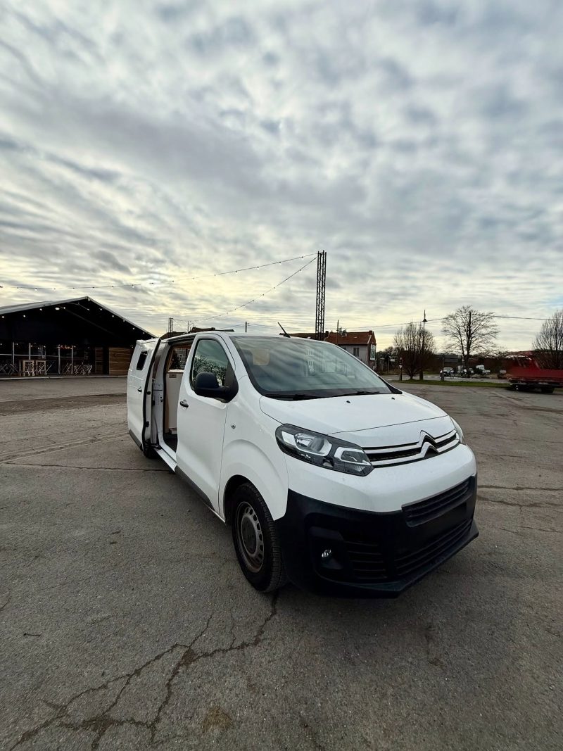 Aménagement van sur mesure Citroën Jumpy L1H1 « Rosie » par Vanatipik, Liège